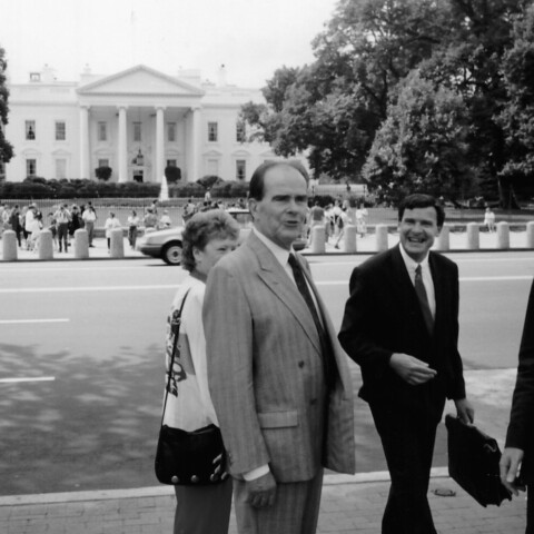 Georges Marchais devant la Maison Blanche (USA, 1992)